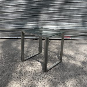 mesa ratona de vidrio y caño cromado